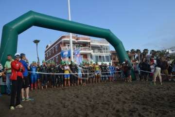 Ricardo Hernández y Raquel Aróstegui ganan con autoridad el XXVII Triatlón de Salinetas (Foto TA)